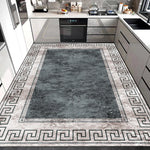 Tapis gris et blanc décoré de motifs géométriques dans une cuisine moderne et élégante.