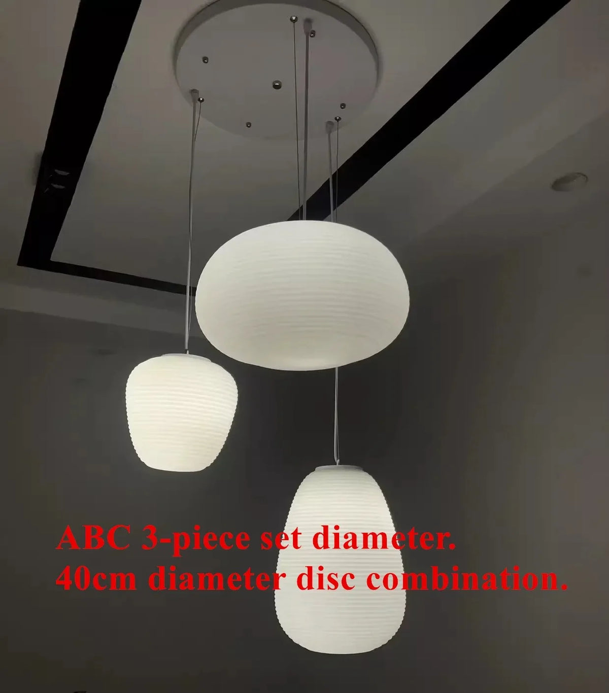 lampe table moderne verre blanc motif rayures horizontales pied bois salon intérieur