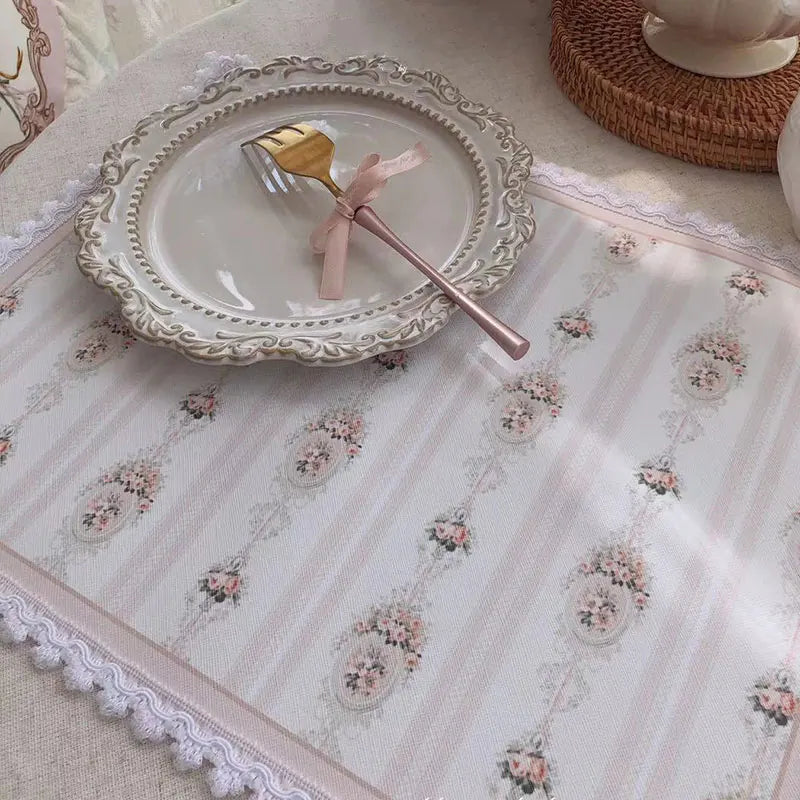 serviettes table rectangulaires fleurs roses classiques blanc rose pâle beige bleu clair bordure dentelée