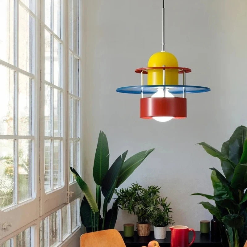 suspension lumineuse moderne rouge bleu jaune pince géométrique intérieur salon restaurant chambre