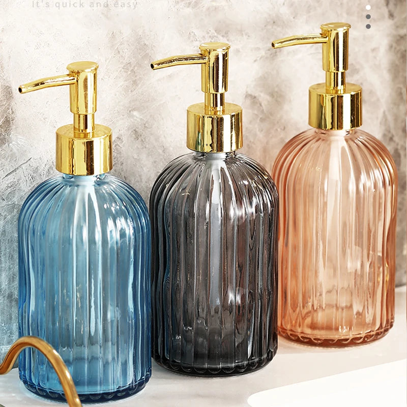 distributeur savon liquide bleu clair rayures verticales moderne élégant support mural gris foncé motif