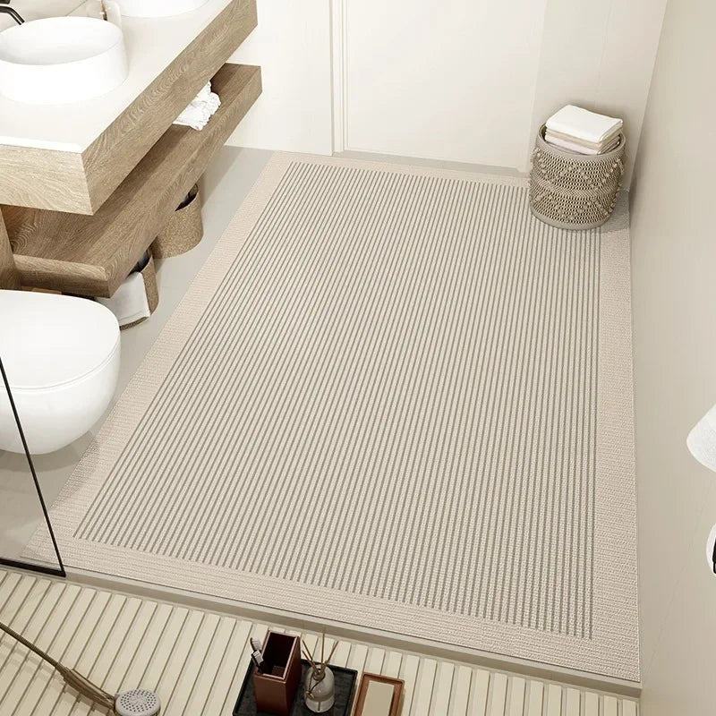 Tapis en fibres naturelles avec rayures subtiles dans une salle de bain aux tons clairs et épurés.