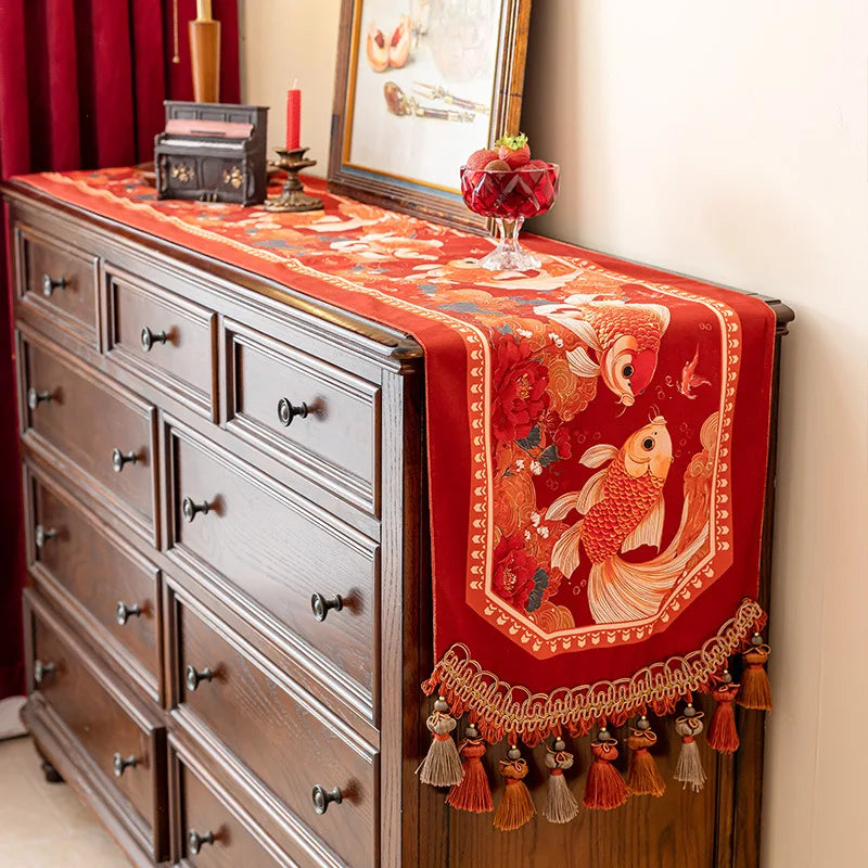 nappe rouge poissons dorés fleurs franges pompons décoration festive asiatique table maison coton polyester