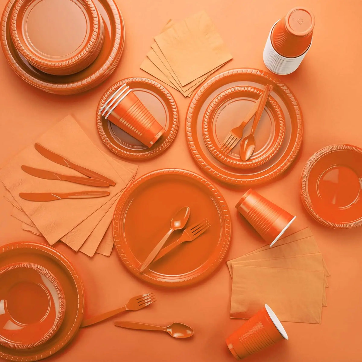 serviettes papier orange rouge bleu clair moderne 100 pièces assiettes fourchettes couteaux gobelets plastique