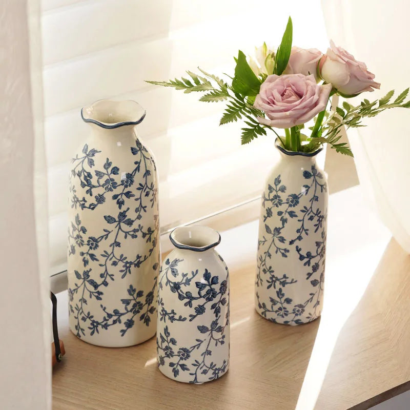 vases decoratifs ceramic bleu blanc motifs floraux salon deco