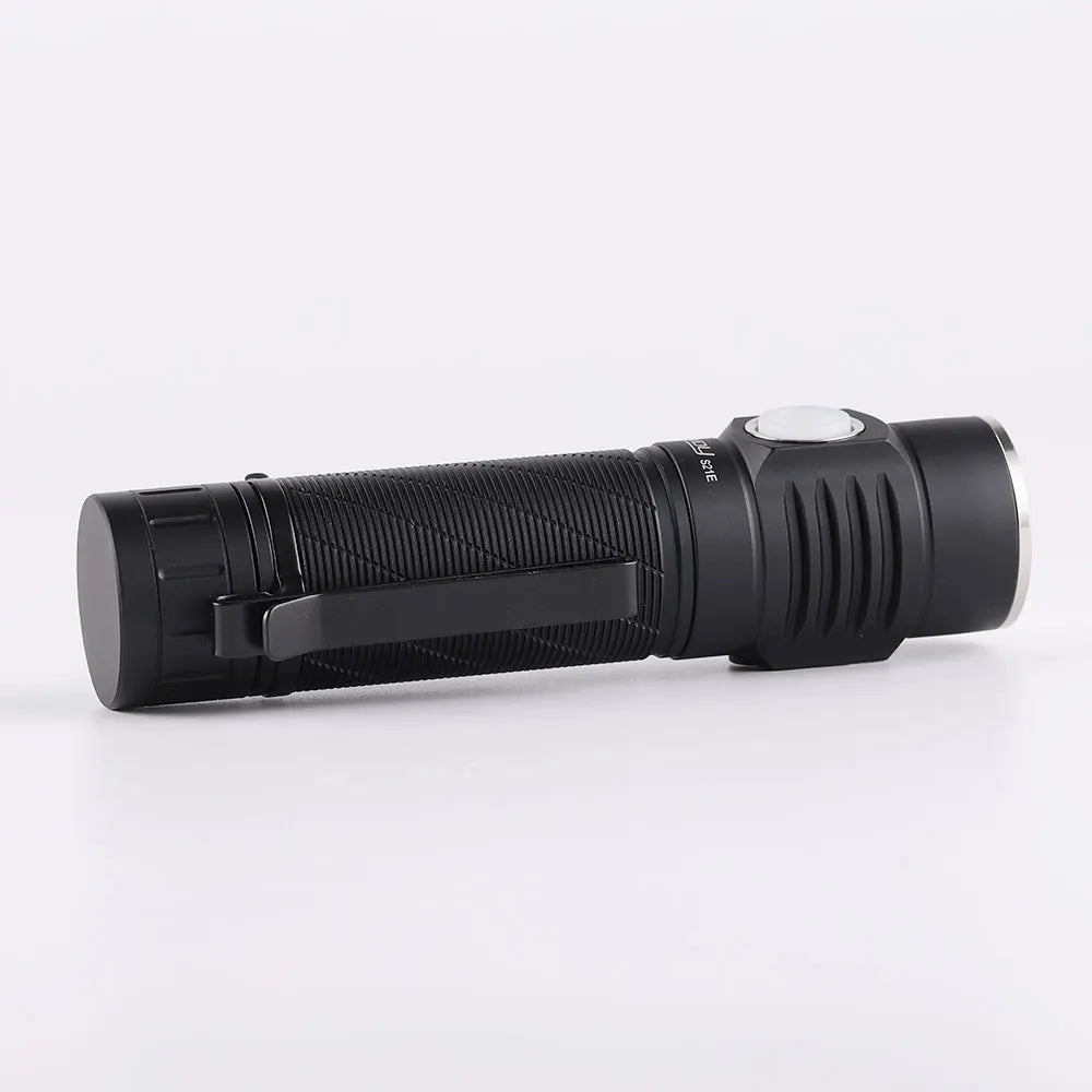 lampe torche led rechargeable type 21700 batterie annneau fixation moderne compact