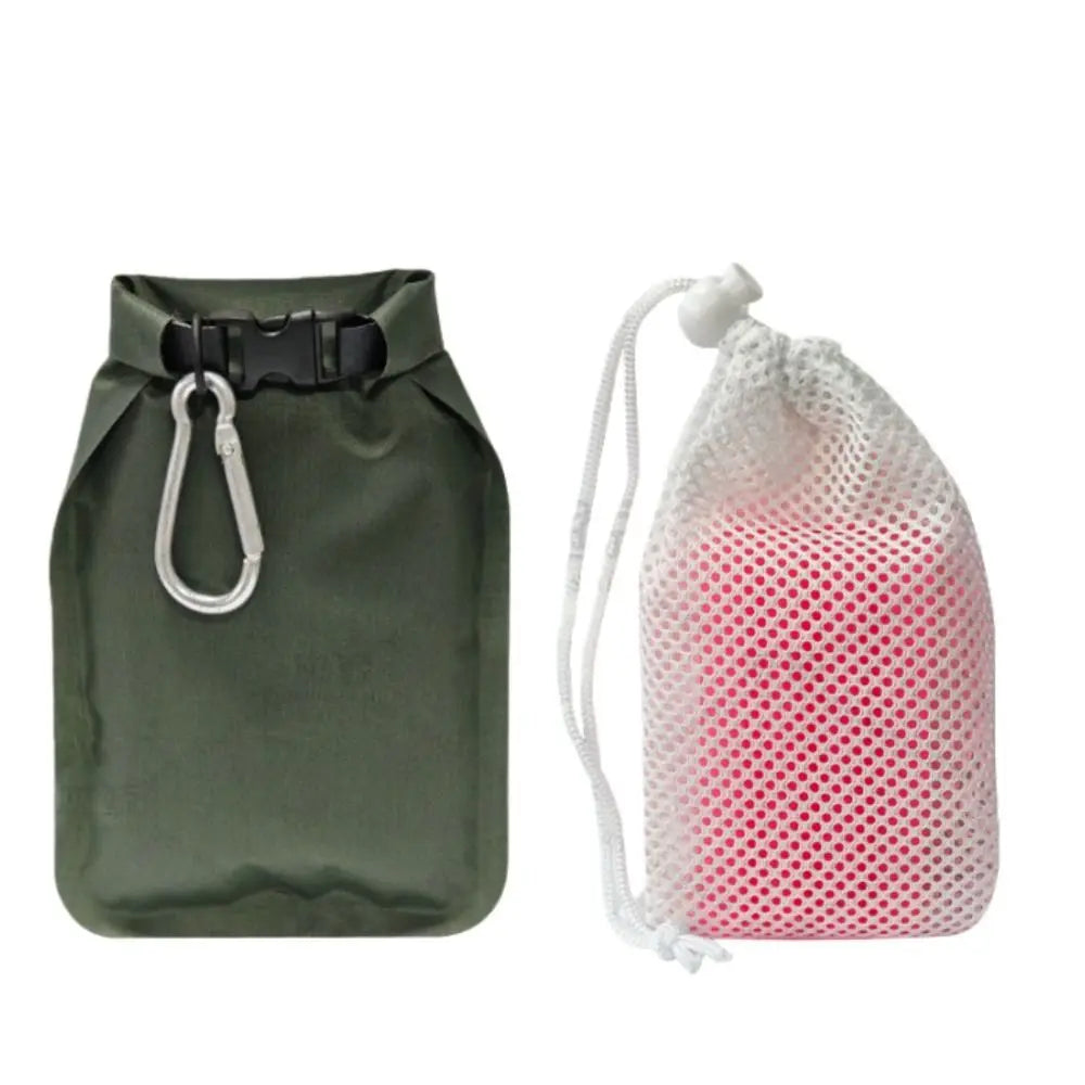 sac savon portable vert olive noir blanc perforations mousse boucle métal compact pratique rangement