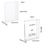 vase transparent moderne texte livre fleurs variées décoration intérieure minimaliste
