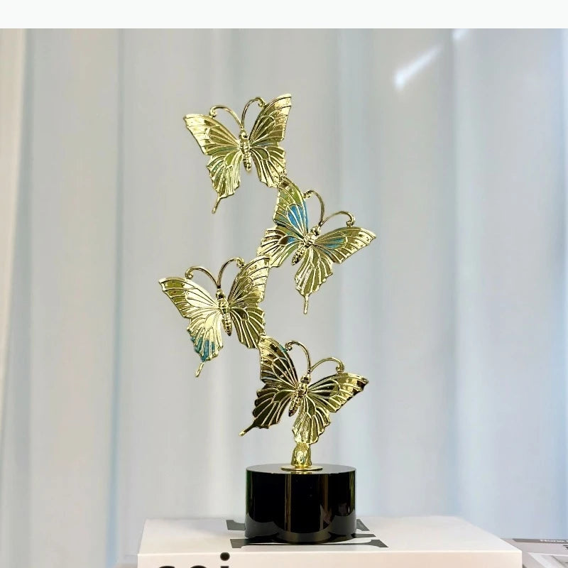 décoration moderne sculpture papillon or brillant base noire élégante maison cadeau