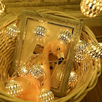 guirlande lumineuse solaire led multicolore sphères métalliques ajourées décoration extérieure festive bohème pic sol