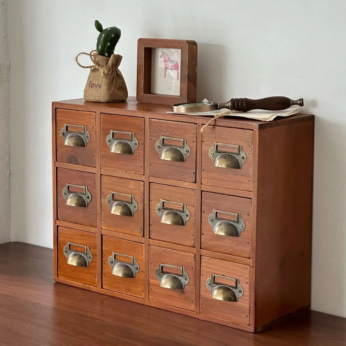 meuble industriel vintage tiroirs bois marron poignées dorées rangement décoration salon