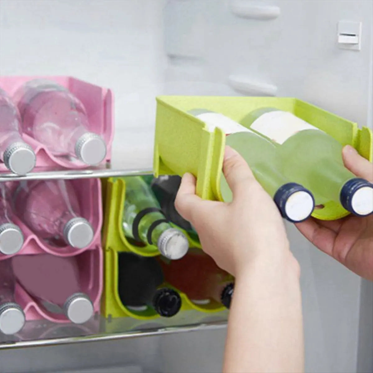 rangements bouteilles réfrigérateur adhésifs modernes rose bleu vert mat économie espace sécurité élégant praticité