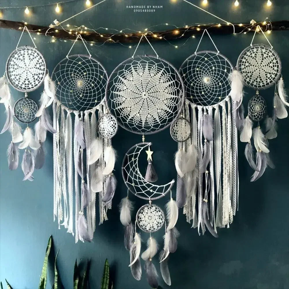 Dreamcatchers traditionnels crochetés motifs floraux plumes gris noir rose suspendus