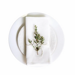 serviettes table tissu lin beige blanc motifs élégants rustiques modernes assiettes couverts anneaux métal