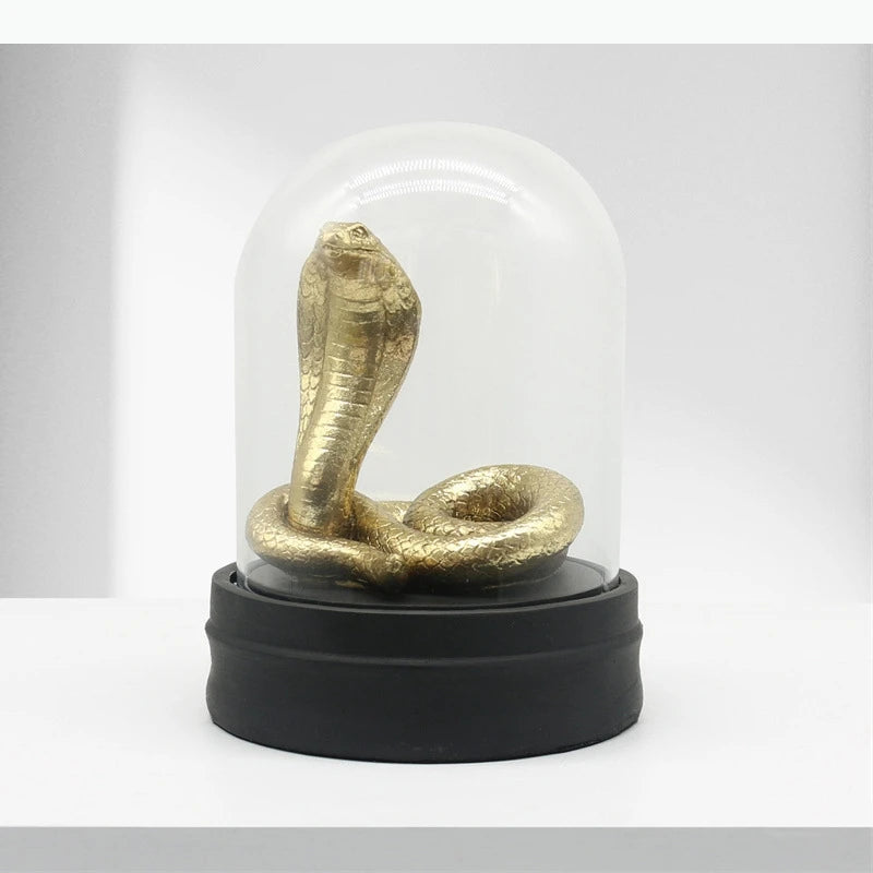 ornement serpent doré sculpture cobra résine décoration animal compagnie cloche verre socle noir