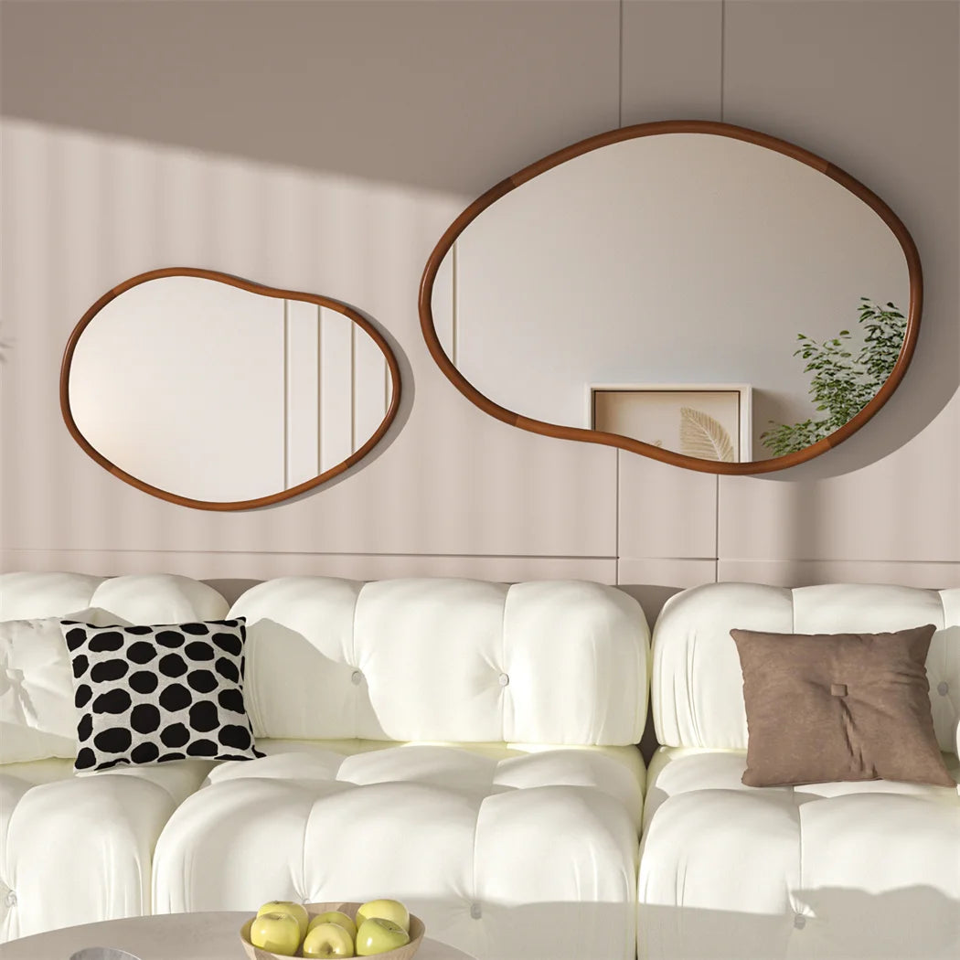 Deux miroirs ronds en bois suspendu sur le mur décorent cet espace salon confortable avec des canapés blancs et des oreillers de couleurs contrastées.