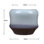 Bol en céramique design minimaliste de couleur bleu grisé et marron foncé, avec des dimensions approximatives de 26 cm de largeur, 19 cm de longueur et 22 cm de hauteur.