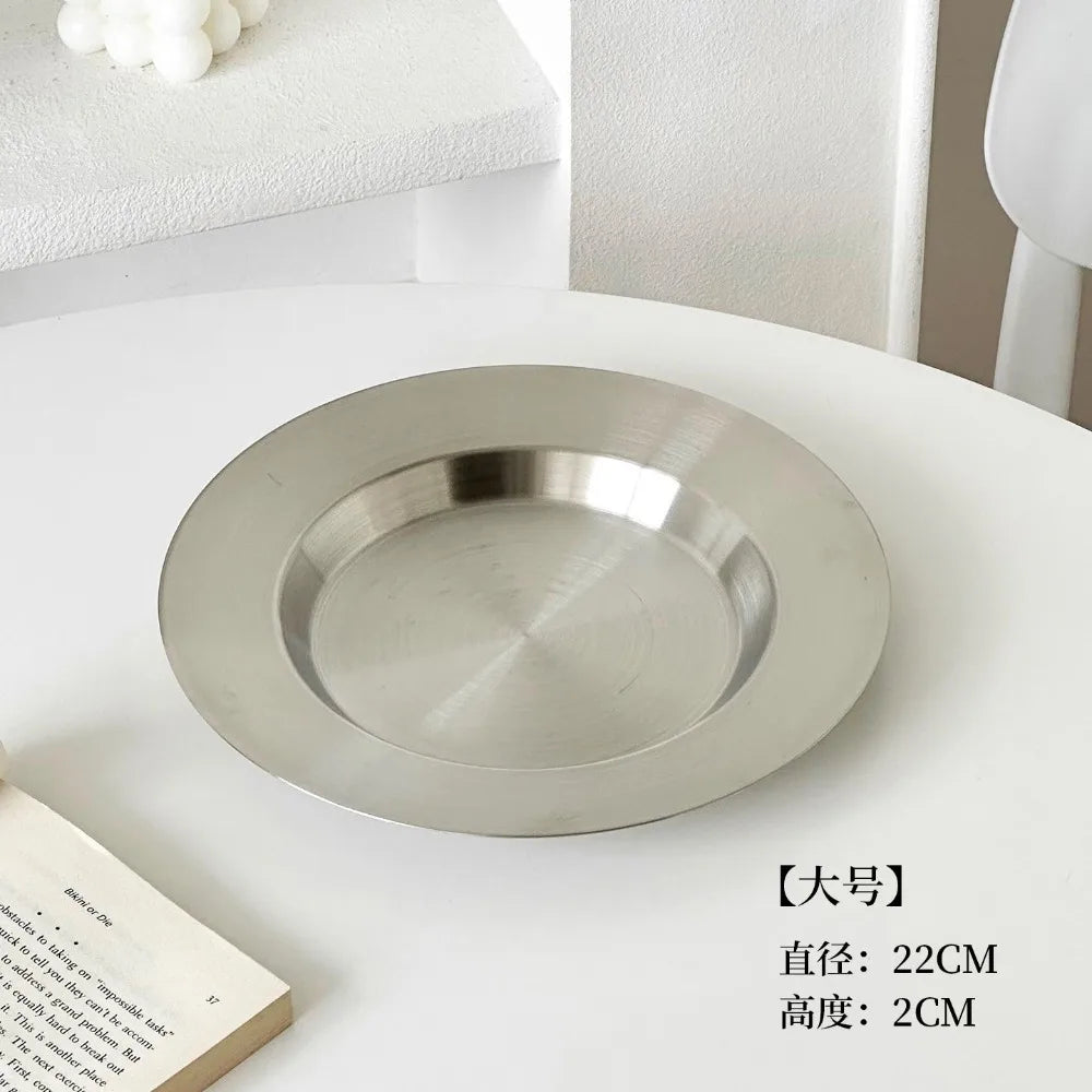 assiettes modernes argentées lisses steak gâteaux desserts vaisselle table minimaliste