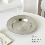 assiettes modernes argentées lisses steak gâteaux desserts vaisselle table minimaliste