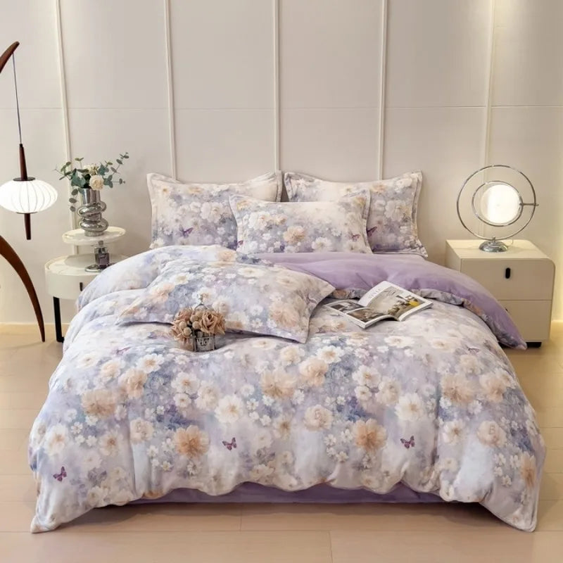 Une chambre élégante et confortable avec un lit douillet et des oreillers recouverts de motifs floraux élégants.