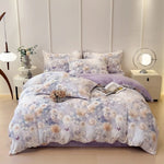 Une chambre élégante et confortable avec un lit douillet et des oreillers recouverts de motifs floraux élégants.