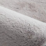 coussin peluche gris clair fourrure synthétique douce moderne poignée cuir beige