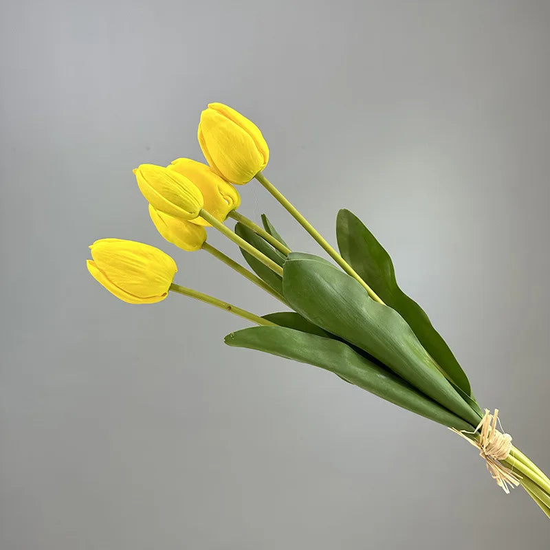 décoration intérieure moderne bouquet tulipes artificielles feuilles vertes blanc orange rouge minimaliste maison