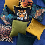 taie d'oreiller tigre léopard feuilles tropicales moderne housse coussin velours noir moutarde décoration salon