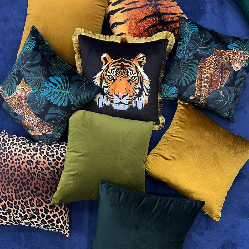 taie d'oreiller tigre léopard feuilles tropicales moderne housse coussin velours noir moutarde décoration salon