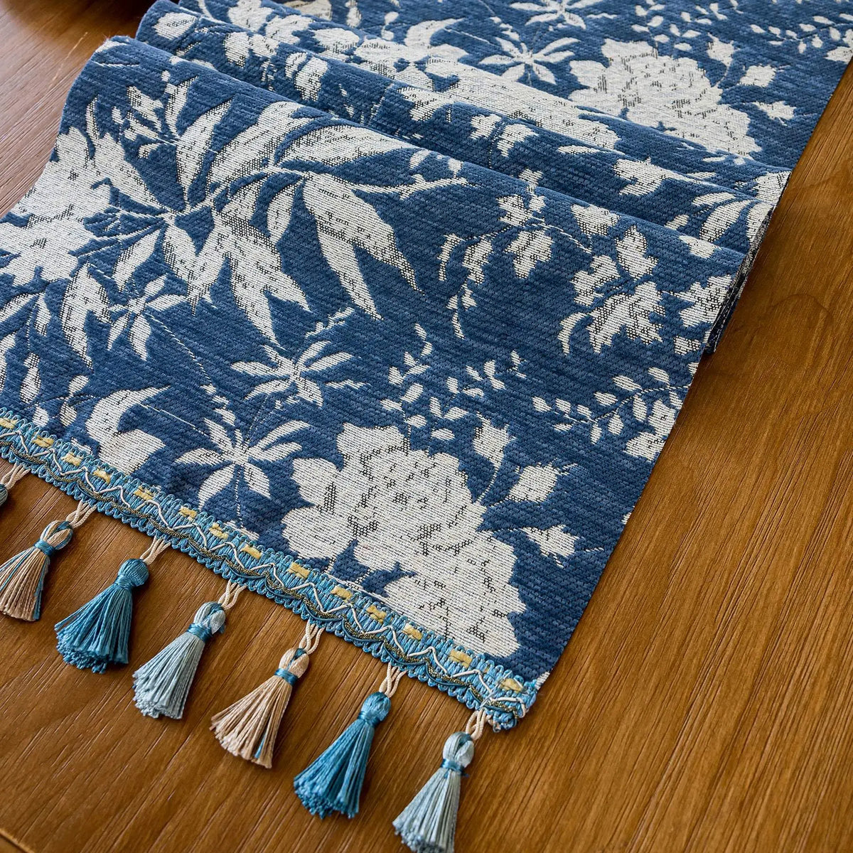 chemin table bleu marine blanc motif fleurs tissé franges classique rustique maison
