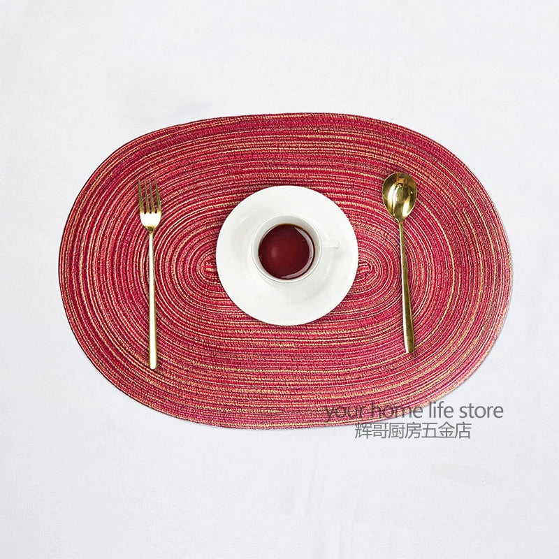 tapis table moderne rayures horizontales marron clair assiettes fourchettes cuillères serviettes feuilles gâteau fleurs