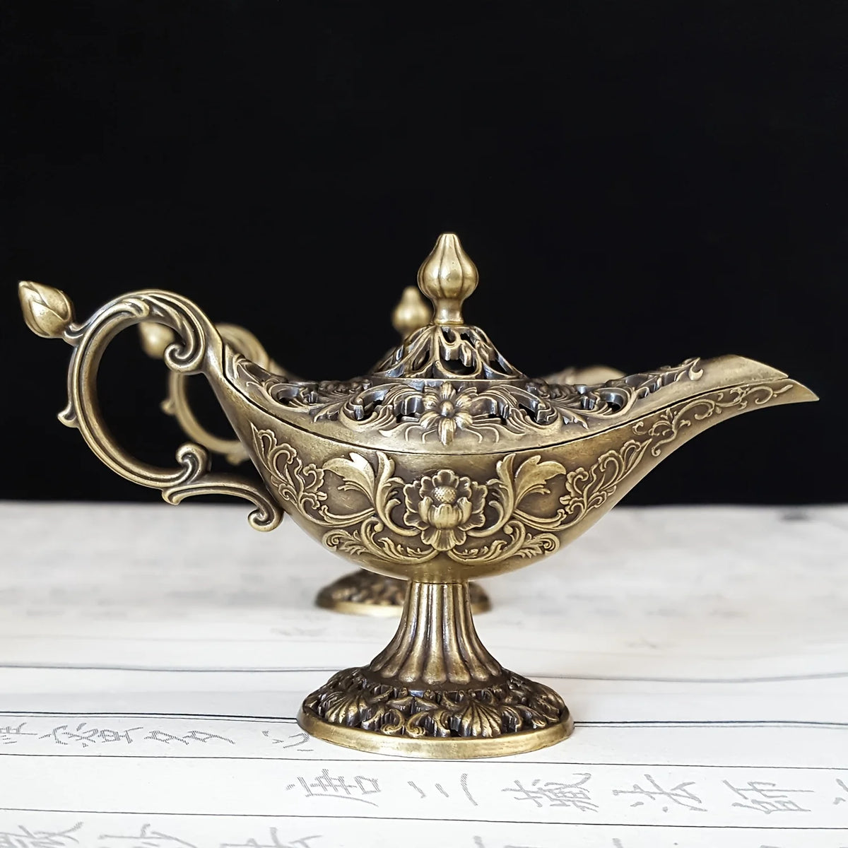 lampe huile dorée art nouveau ornements floraux intérieure noire décoration orientale fantaisie