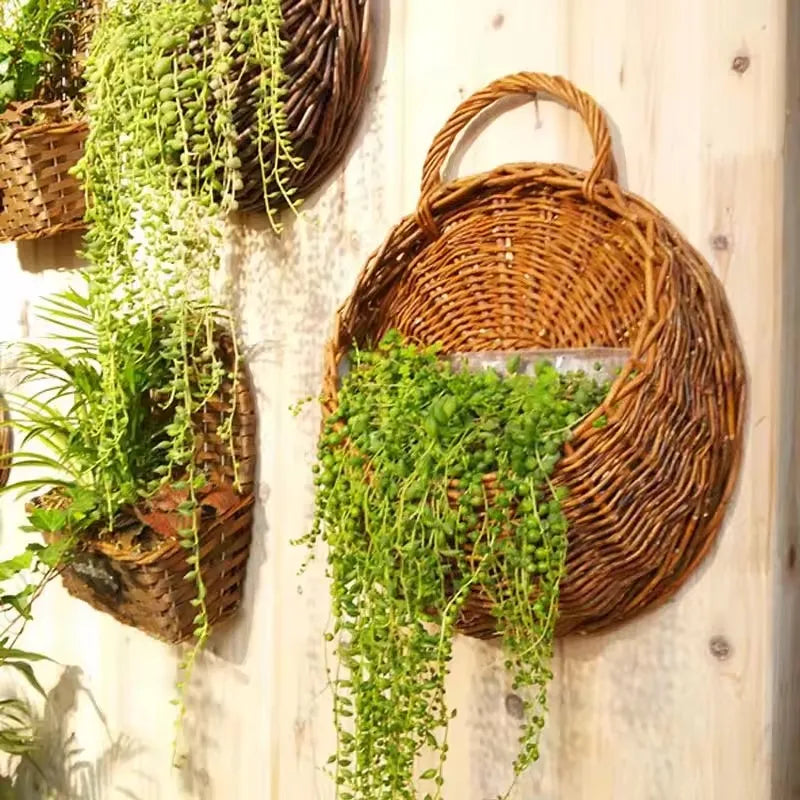 paniers suspendus marron clair tressés rustiques plantes vertes