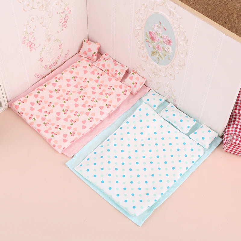 lit bébé poupée ensemble literie rose bleu couverture oreillers motifs coeurs cerises poisson doux