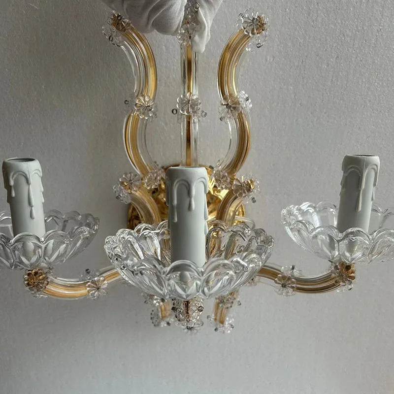 Éclairage doux de l'applique murale dans une chambre