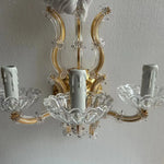 Installation de l'applique murale LED dans un salon moderne