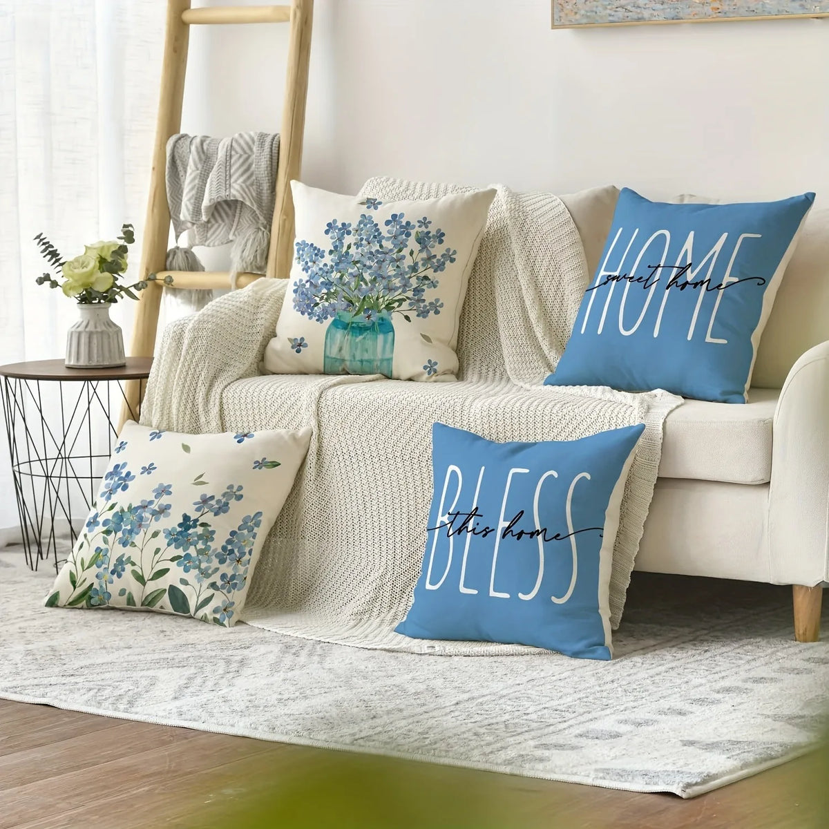 housse coussin polyester motif fleurs bleues texte chambre salon décoration moderne bleu blanc