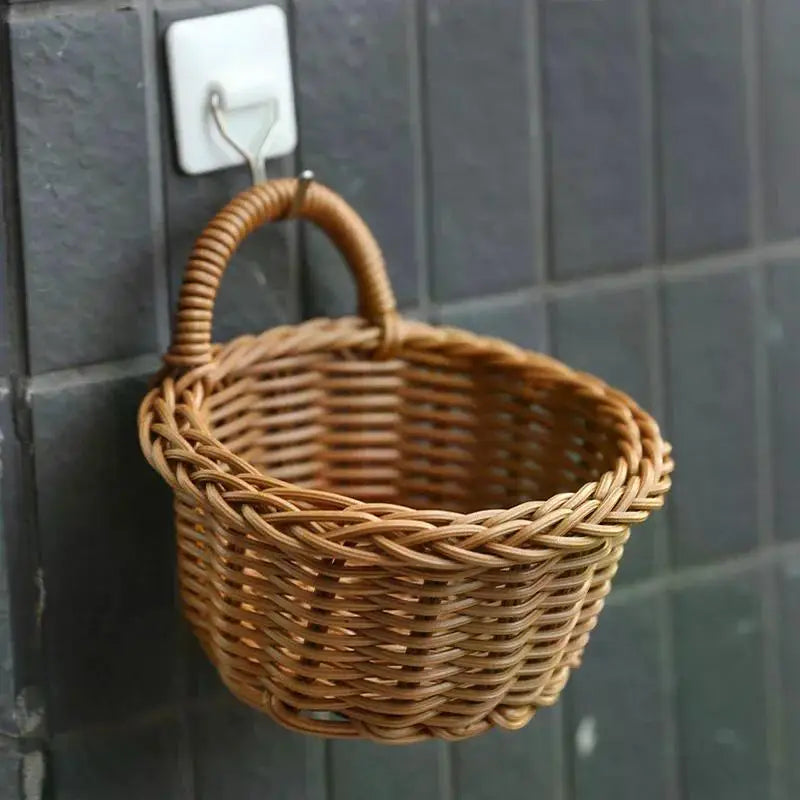 panier osier marron clair tressé rustique crochets transparents oignons herbes aromatiques fleurs blancs