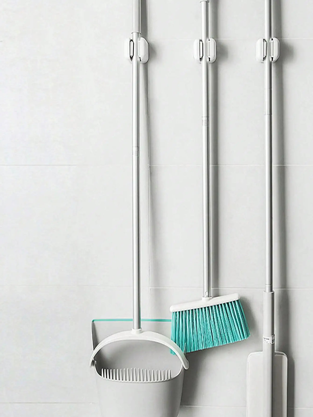 support mural adhésif blanc moderne balai pelle outils nettoyage minimaliste rangement
