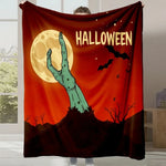 L'image montre une couverture décorée pour l'Halloween, avec une main de zombie sortant d'un sol rocailleux sous la lumière de la lune.