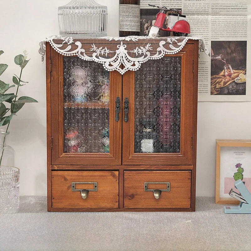 armoire vintage deux portes vitrées deux tiroirs bois marron clair verres transparents objets rangement