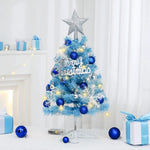 Mini sapin de Noël bleu avec lumières sur un bureau
