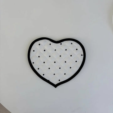 tapis table moderne blanc noir points quadrillés assiettes bols accessoires cuisine décoration photo