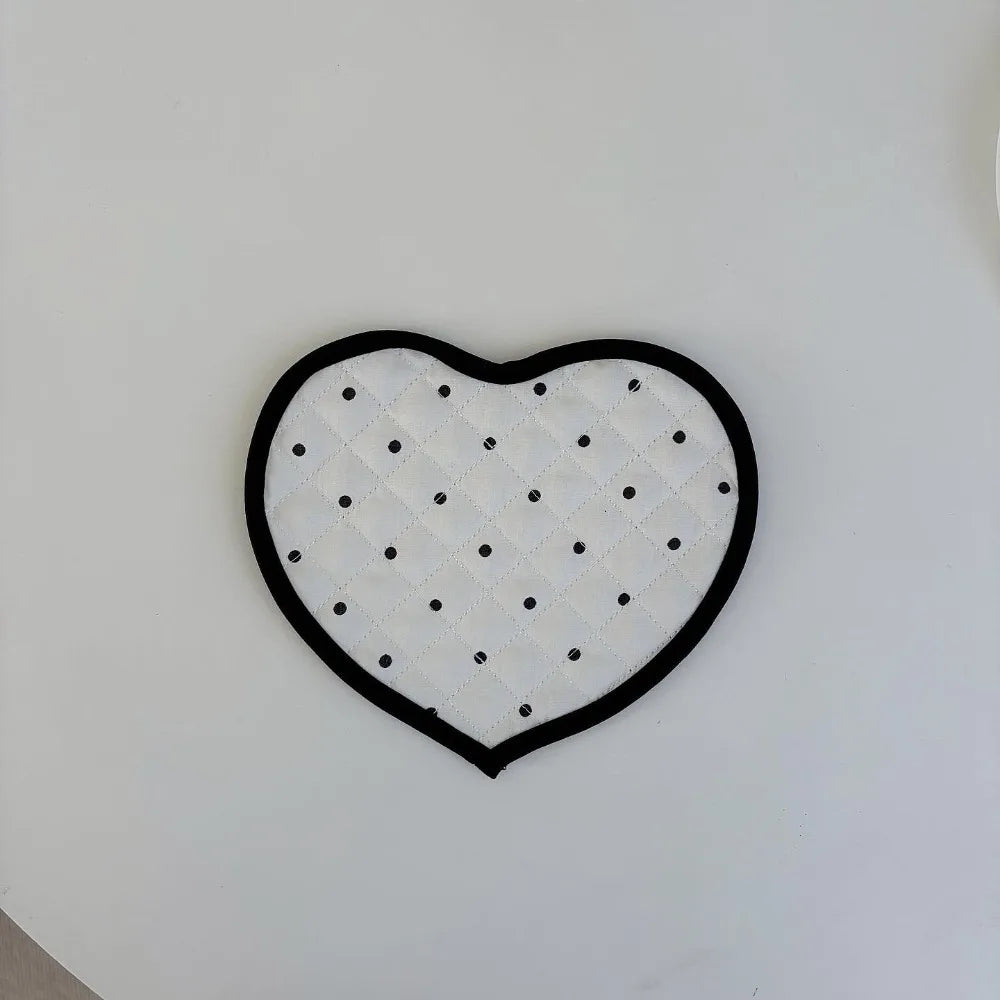 tapis table moderne blanc noir points quadrillés assiettes bols accessoires cuisine décoration photo