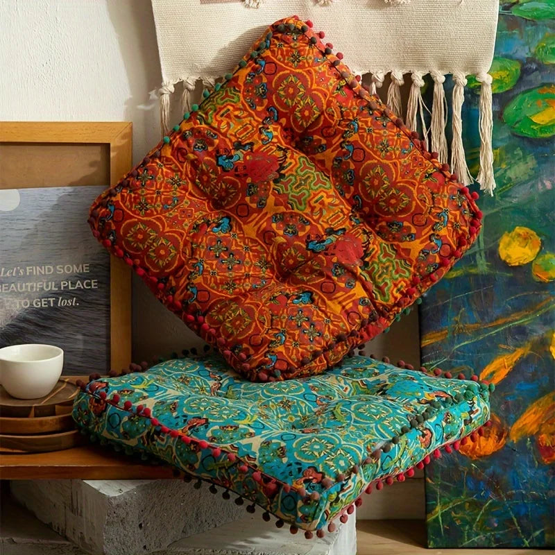 coussin carré bleu orange motif floral pompons boho chic décoration salon sol canapé