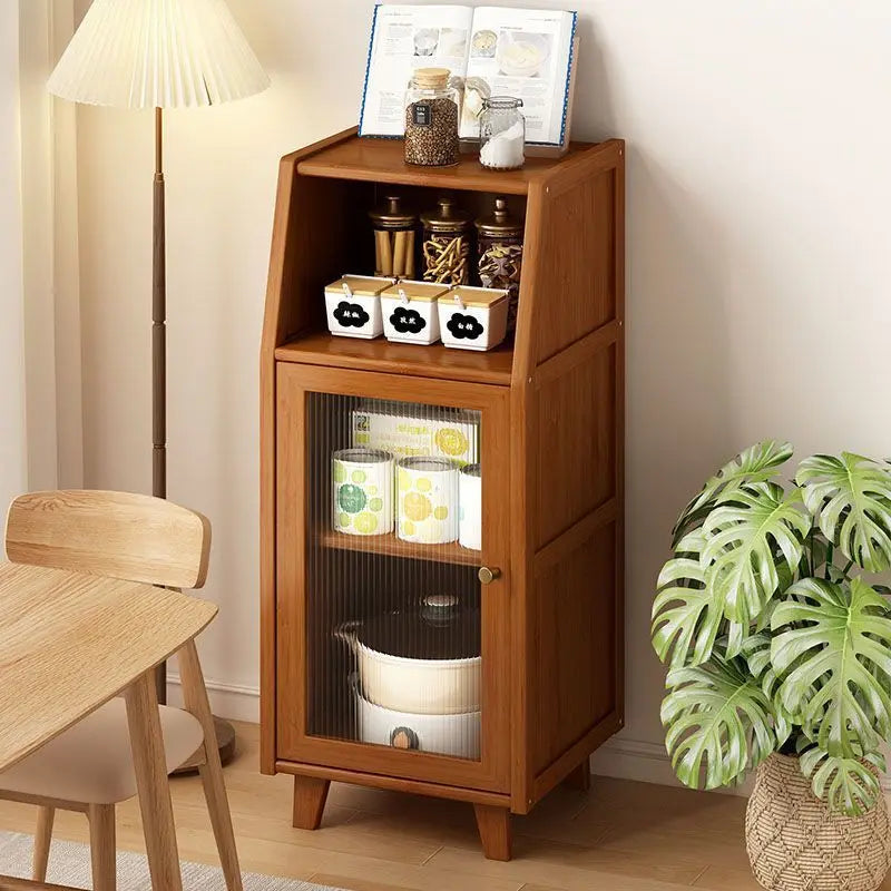 meuble cuisine moderne bois naturel verre opaque poignées métalliques rangement assiettes tasses cuillères pot