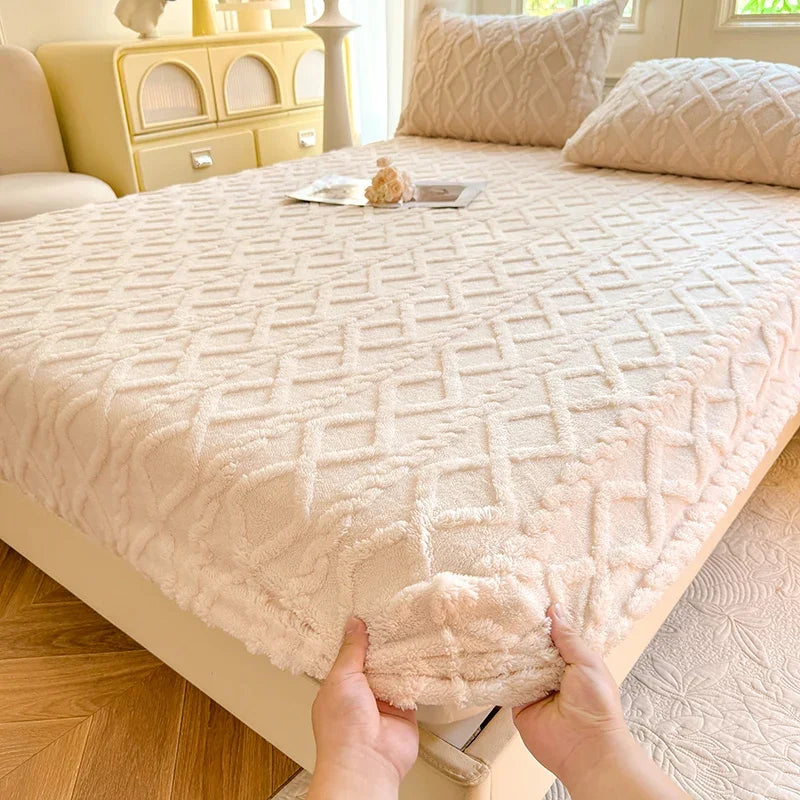 Jeté de lit en peluche beige texturé avec motifs géométriques, offrant un confort et une douceur agréables sur un lit de chambre avec un élégant mobilier et une fenêtre laissant entrer la lumière naturelle.