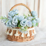 Panier en osier bleu avec pompons décoratifs