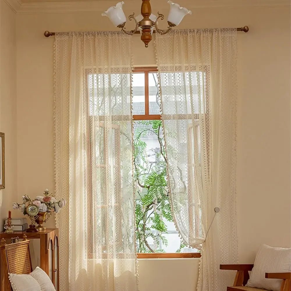 rideaux dentelle beige motifs géométriques bohèmes triangles fleurs vase vintage translucides franges chambre
