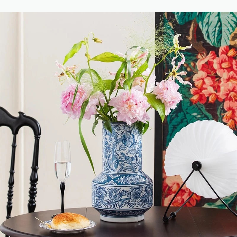 vase bleu blanc floral oiseaux classique traditionnel decoration table arrangement floral